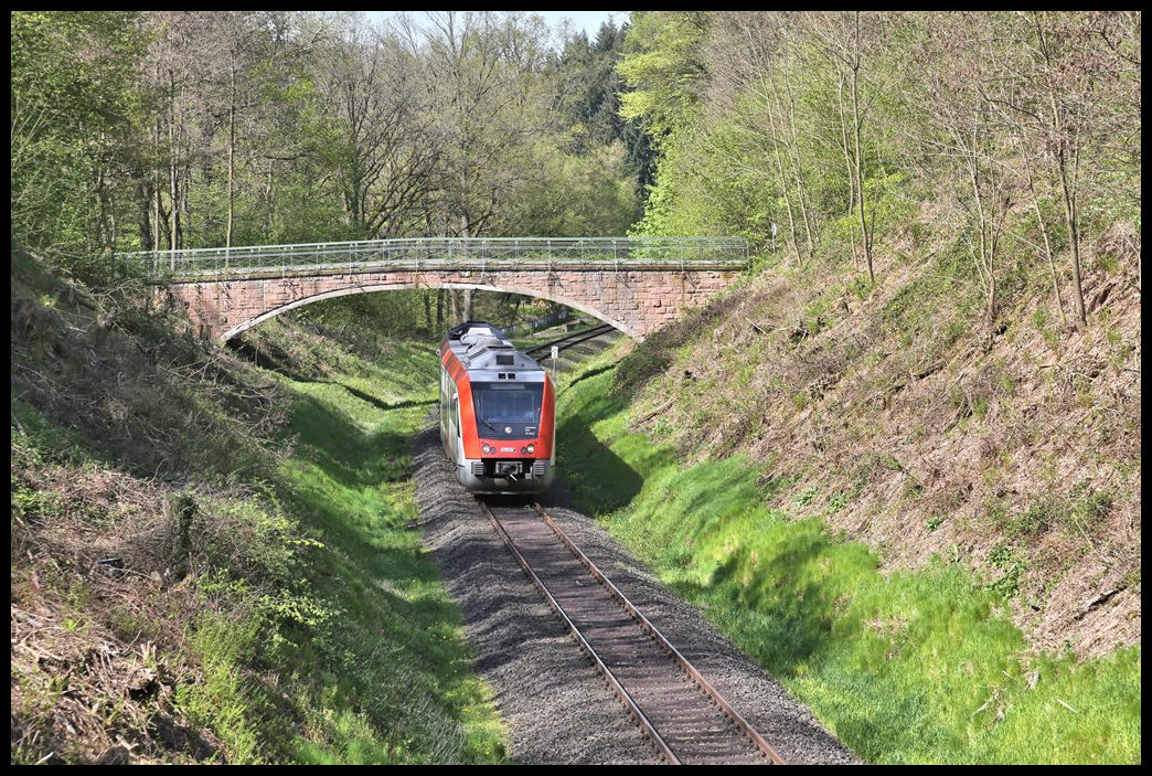 Am 4.5.2023 hat der VT der RMV bereits Erbach verlassen und ist südlich davon um 15.56 Uhr im Einschnitt bei Ebersberg in Richtung Eberbach unterwegs.