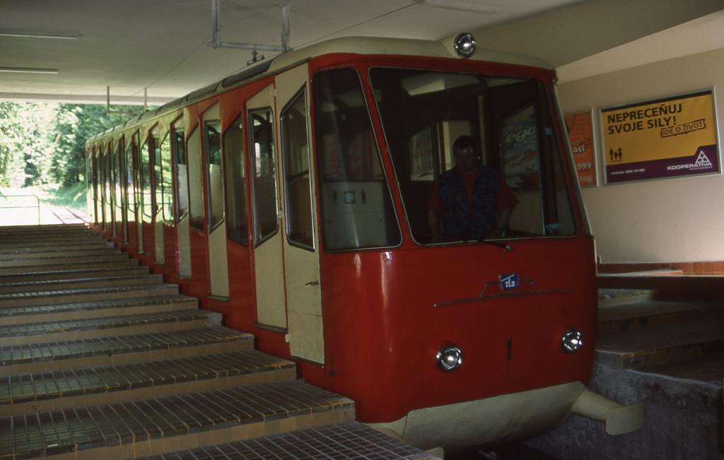 Am 4.6.2003 stand noch der alte Zug der Standseilbahn zum  Hrebienok  in der
Talstation Stary Smokovec.