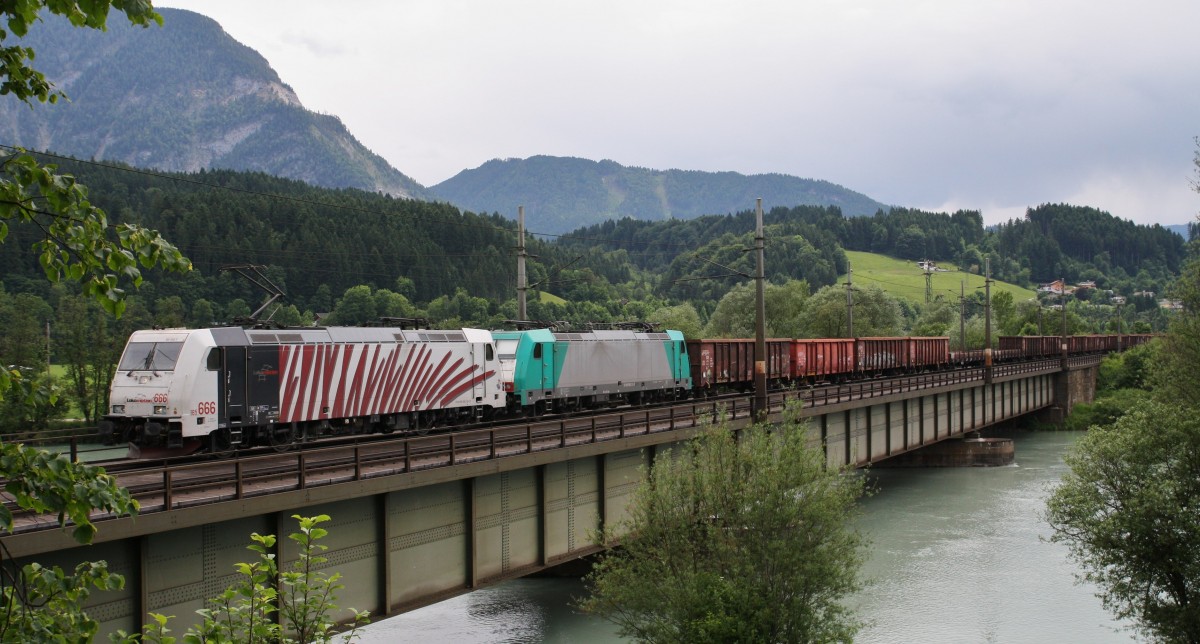 Am 4.6.2014 kamen 185 666-5 und 186 247-3 von Lokomotion mit einem Schrott/Stahlzug von Italien nach Kufstein gefahren. Hier auf der Innbrücke zwischen Kirchbichl und Langkapfen in Tirol. Im Hintergrund ziehen schon die Gewitterwolken auf.