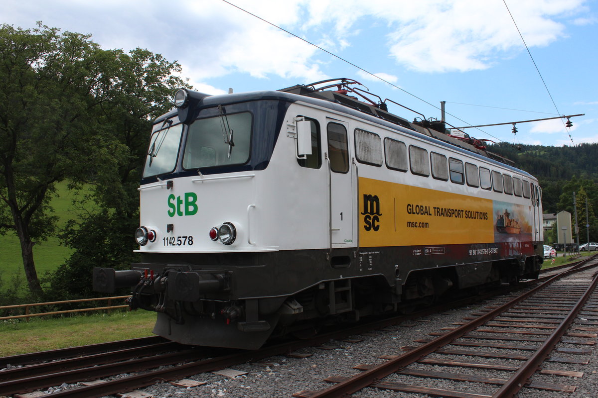 Am 4.8.2019 fand im Bahnhof Übelbach eine kleine Fahrzeugparade im Zuge der Jubiläumsfeier 100 Jahre Übelbacherbahn statt.
Die 1142 578 der Steiermarkbahn steht für die Besucher bereit zum besichtigen.