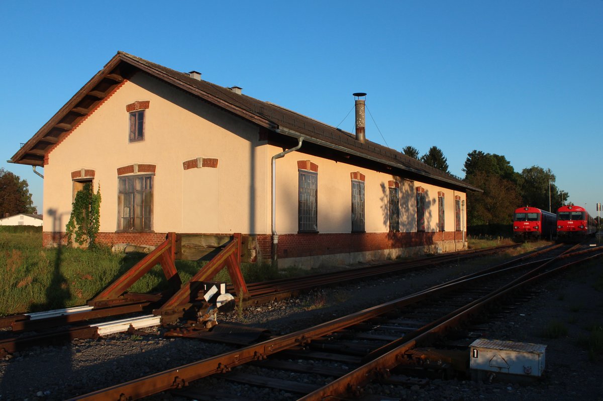 Am 4.9.2019 scheint die letzte Abendsonne das ehemalige Heizhaus von Bad Radkersburg an. im Hintergrund stehen zwei CityShuttle Wendezüge für den nächsten Tag abgestellt (rechts R4106, links R4122).
Leider besitzt das Heizhaus, das dem Verein IG Neue Radkersburgerbahn gehört, keinen Gleisanschluss mehr.