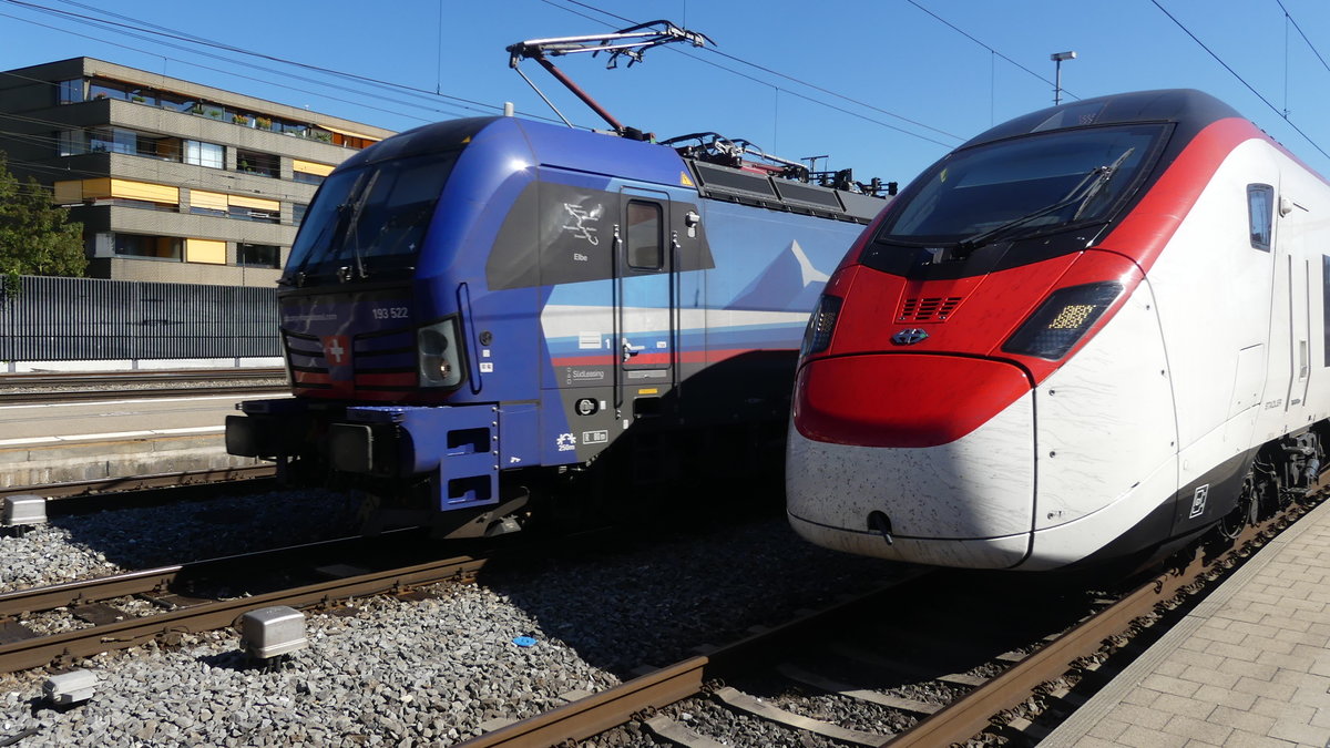 Am 4.9.2020 überholt eine Vectron im Bahnhof Rotkreuz einen IC nach Basel SBB. Das Bild ist aber nur durch einen Fehler meinerseits entstanden, ich hatte den Film- mit dem Bildknpof verwechselt.