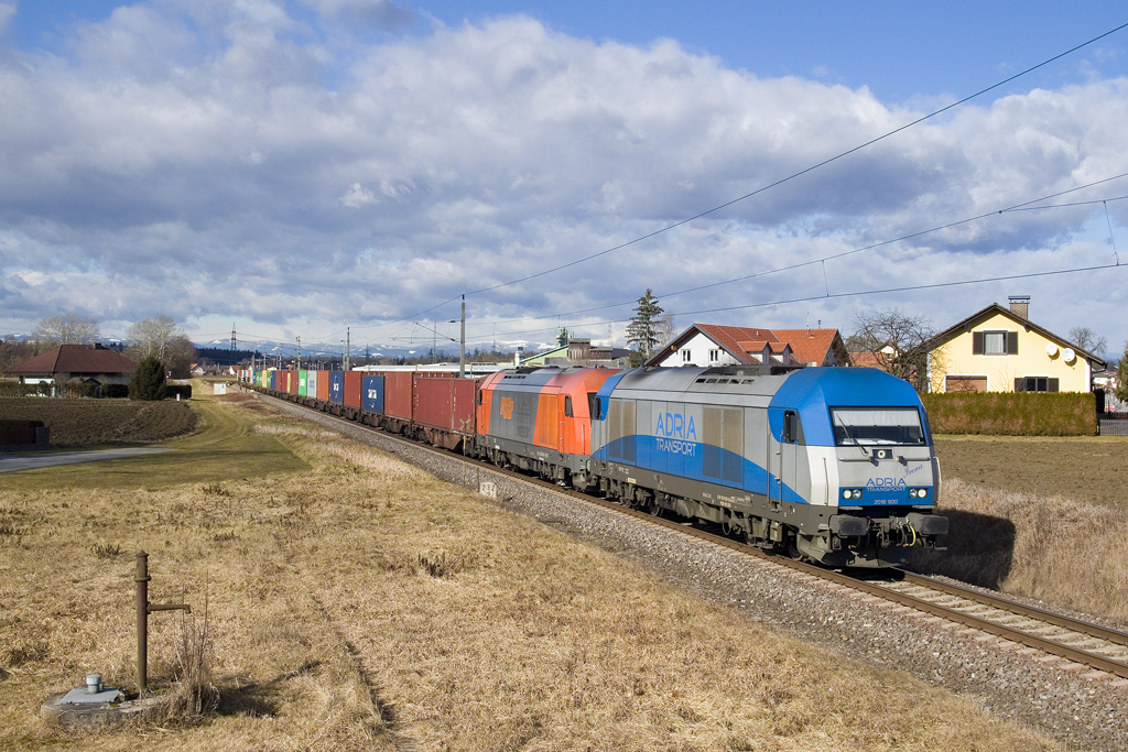 Am 5. Februar 2016 sind 2016 920 sowie 2016 906 mit einem Containerzug unterwegs und sind hier bei Neudorf ob Wildon zu sehen.