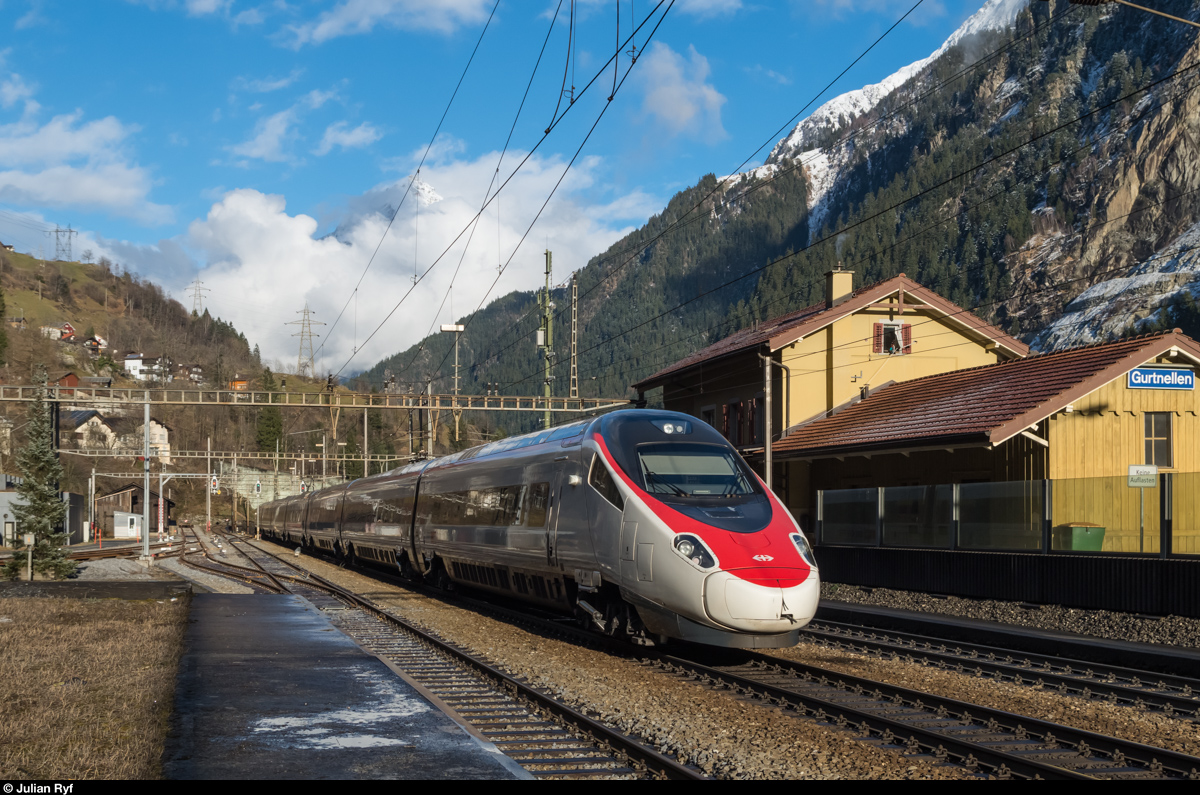Am 5. Januar 2016 fährt ein ETR 610 durch den Bahnhof Gurtnellen in Richtung Zürich HB. Nur wenige Minuten später verschwand die Sonne hinter dem Meiggelenstock.