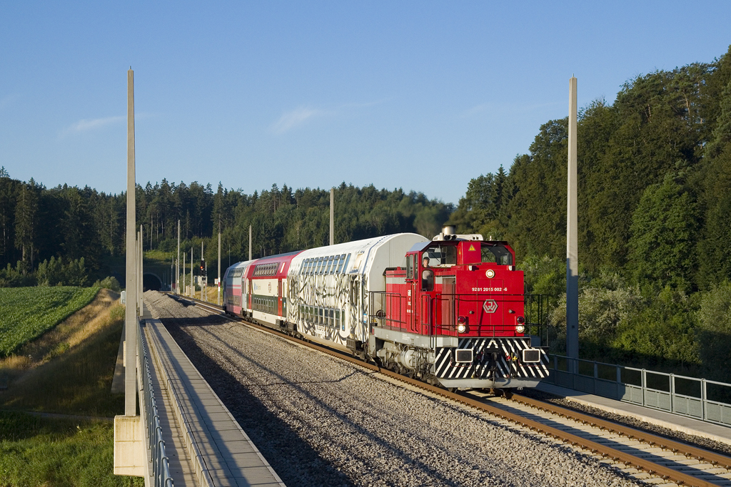 Am 5. Juli 2015 war DH 1500.2 mit dem SREX 4354 von Wies-Eibiswald via Hengsberg nach Graz Hauptbahnhof unterwegs und konnte auf der Kainachbrücke bei Lichendorf aufgenommen werden.