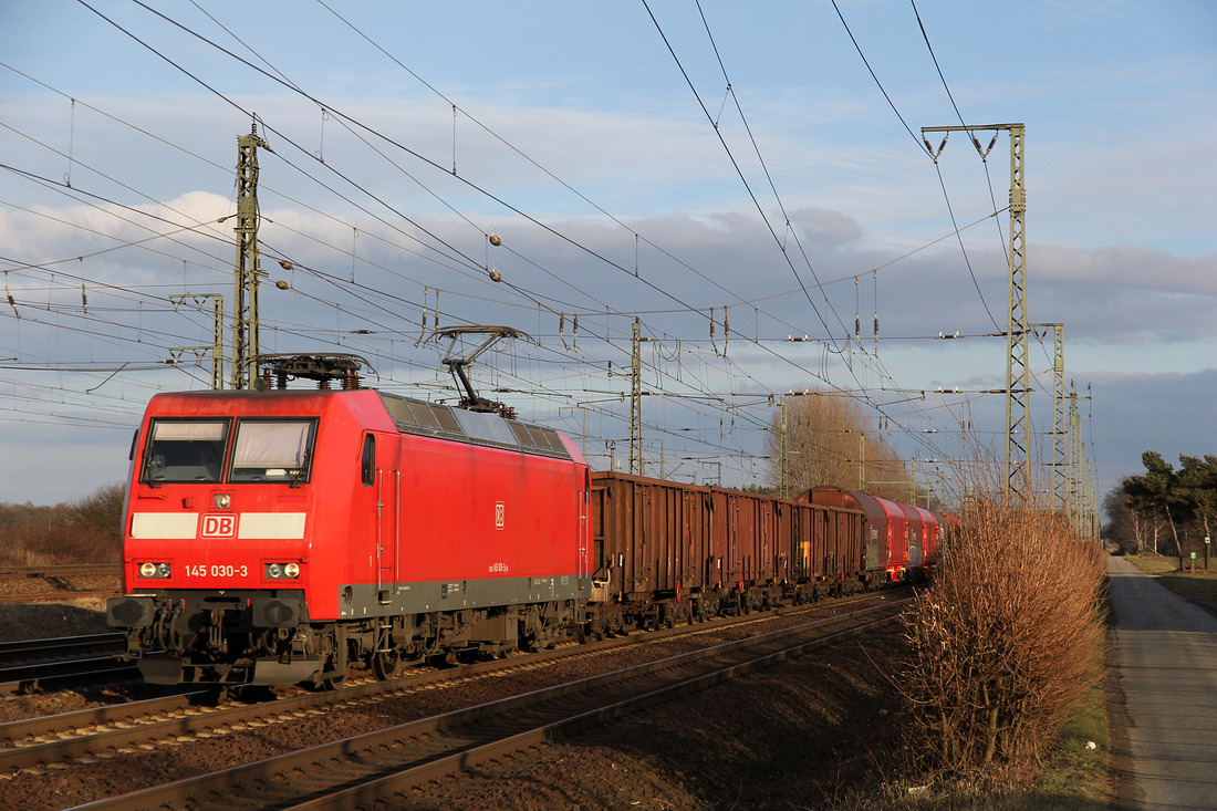 Am 5. März 2018 wurde DB Cargo 145 030 im Bahnhof Wunstorf fotografiert.