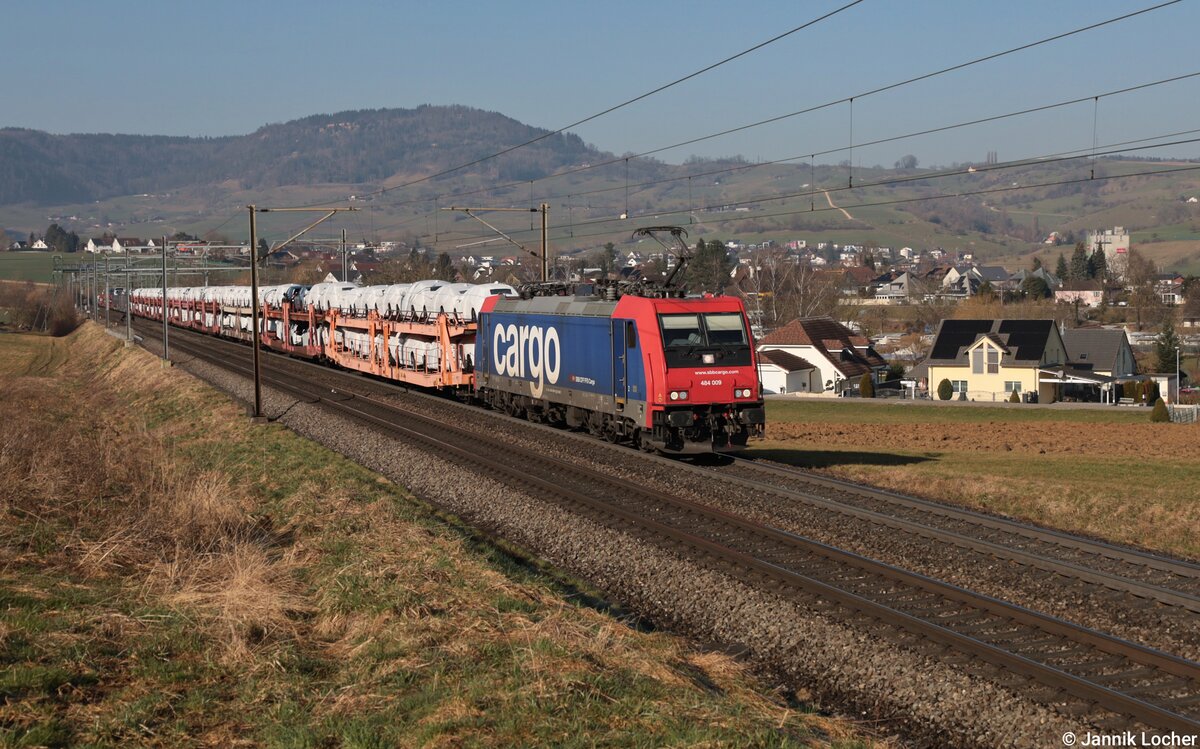 Am 5. M�rz 2025 kam als erster Zug des Morgens ein Autozug �ber den B�zberg durch Frick in Richtung S�den. Bespannt war der beladene Zug mit der SBB Cargo Re 484 009. 