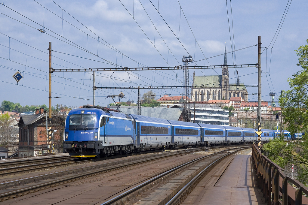 Am 5. Mai 2016 ist 1216 249 mit rj 73  BEDŘICH SMETANA  (Praha hlavní nádraží - Graz Hauptbahnhof) unterwegs und hat soeben Brno hlavní nádraží verlassen.