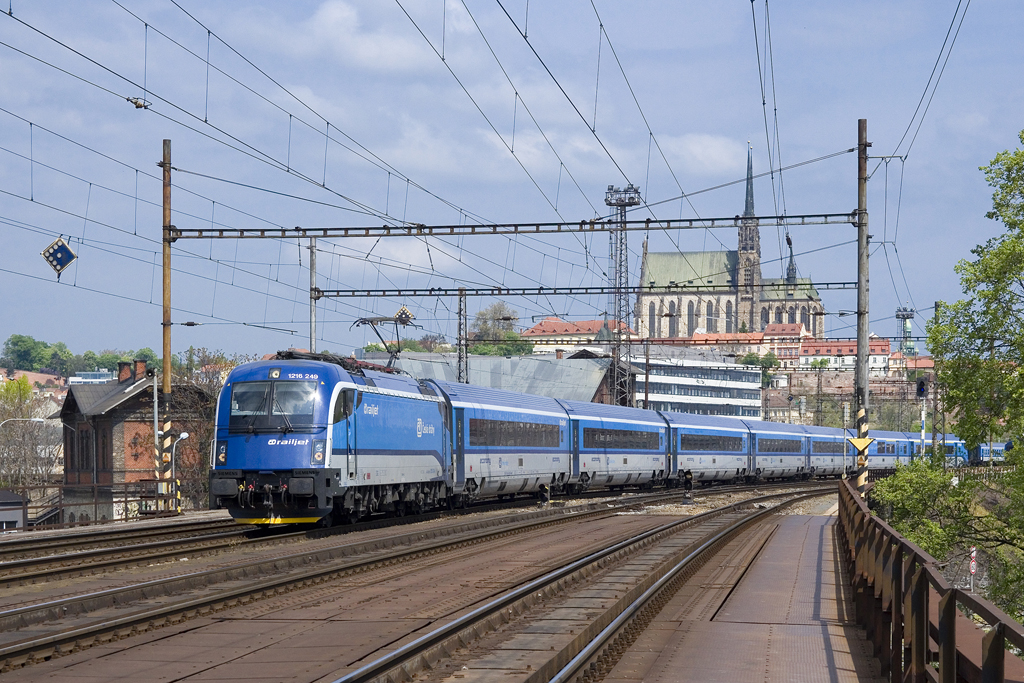 Am 5. Mai 2016 ist 1216 249 mit rj 73  BEDŘICH SMETANA  (Praha hlavní nádraží - Graz Hauptbahnhof) unterwegs und hat soeben Brno hlavní nádraží verlassen.