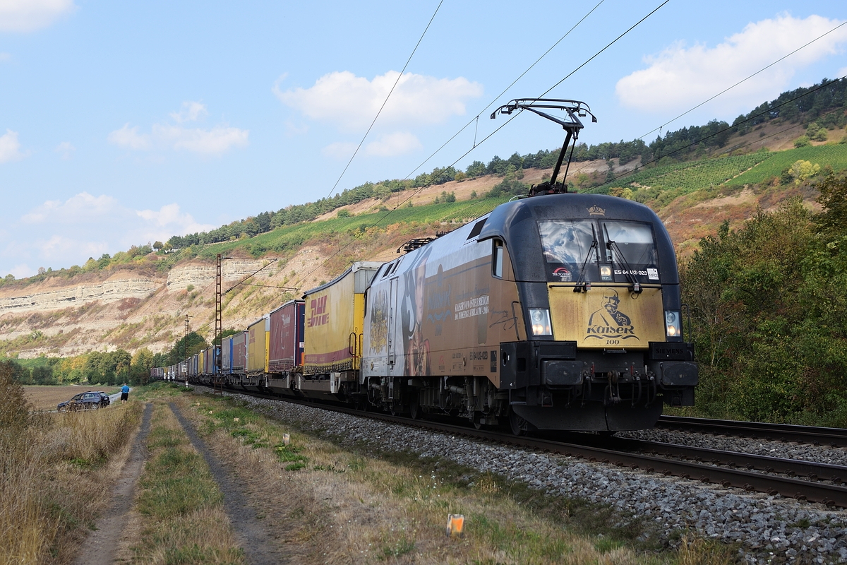 Am 5. September 2018 zieht 182 523  Kaiser Franz Joseph  einen Klv-Zug bei Thüngersheim Richtung Würzburg.