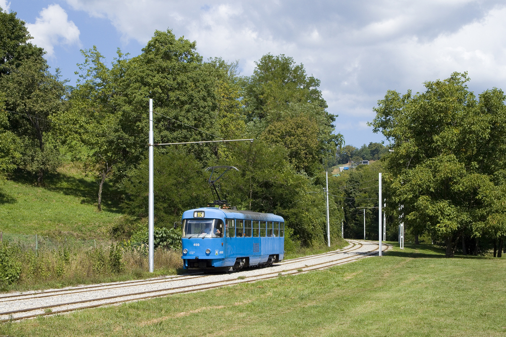 Am 5. September 2021 ist Tatra T4YU als Linie 15, Kurs 02 unterwegs und erreicht in wenigen Augenblicken die Endstation Mihaljevac. 