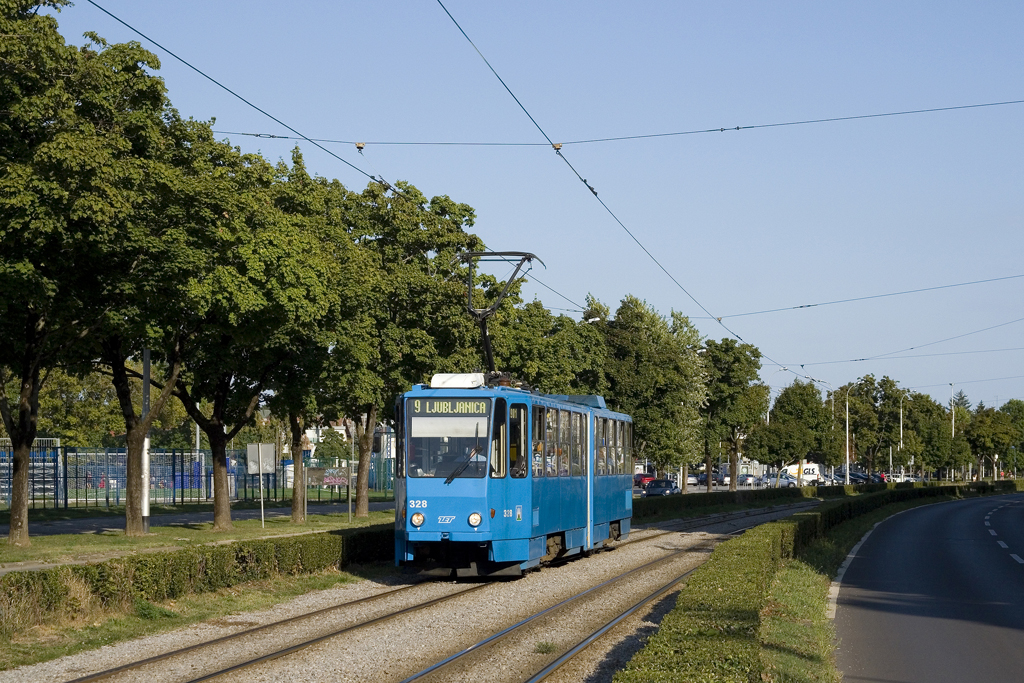 Am 5. September 2021 ist Tatra KT4YU 328 als Linie 9, Kurs 01 in Richtung Ljubljanica unterwegs und erreicht in Kürze die Haltestelle Svetice. 