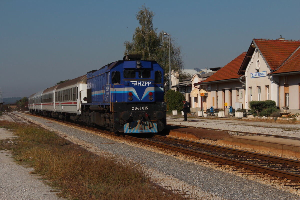 Am 5.10.2018 steht die 2044 015 mit dem R3006 von Zagreb Glavni Kolod. nach Varazdin im Bahnhof Zlatar Bistrica und wartet die Abfertigung des Fahrdienstleiters.
