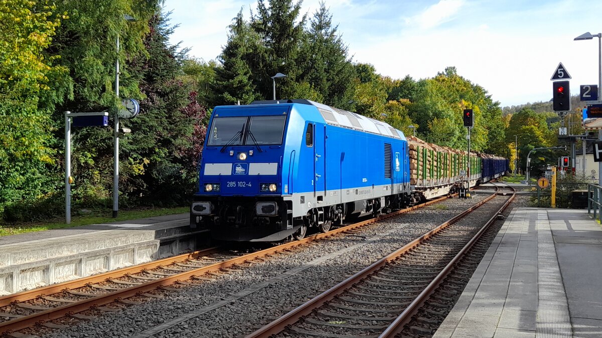 Am 5.10.22 ist 285 102 der Press bei der Durchfahrt durch den Bahnhof von Hennersdorf (Sachs) auf dem Weg nach Chemnitz mit einem vollen Holzzug.