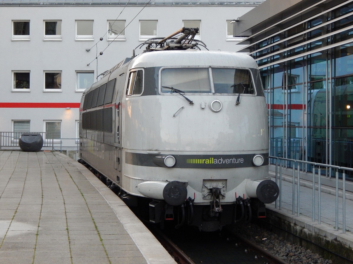 Am 5.12 stand die 103 222 von Railadventure in Köln Hbf abgestellt.

Köln 05.12.2015