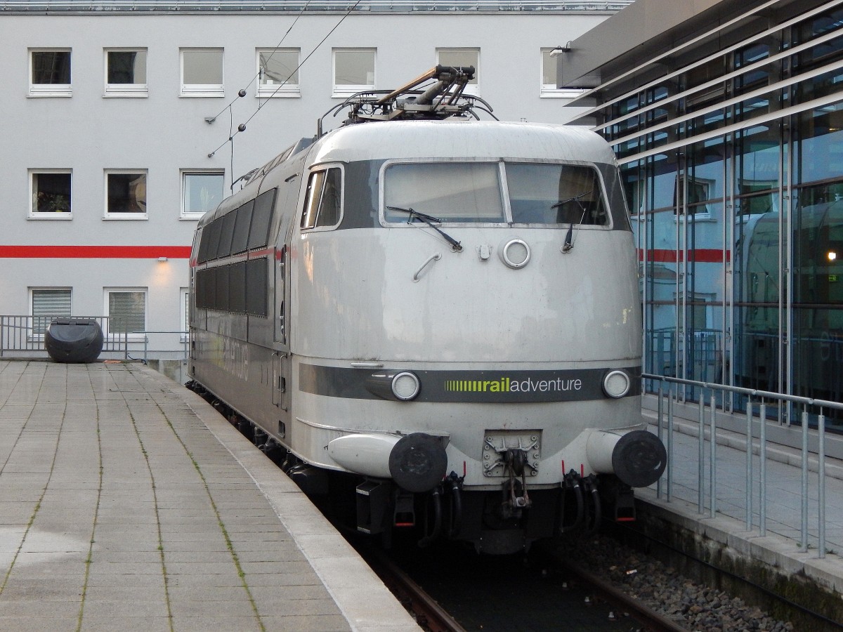 Am 5.12 stand die 103 222 von Railadventure in Köln Hbf abgestellt.

Köln 05.12.2015