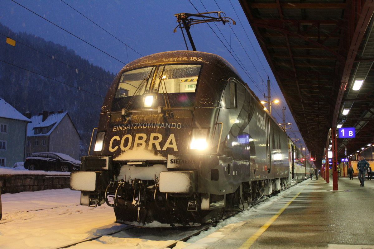 Am 5.1.2015 hat sich die 1116 182  Cobra  mit dem EC163  Transalpin  im dichten Schneefall durchs Ennstal nach Selzthal gekämpft.

