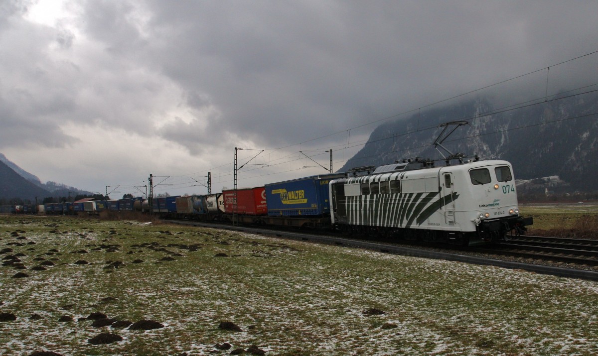 Am 5.3.2015 ist das neue ``grüne`` Zebra 151 074-2 von Lokomotion mit einem KLV nach Italien unterwegs. Hier bei Niederaudorf, kurz vor Kufstein.