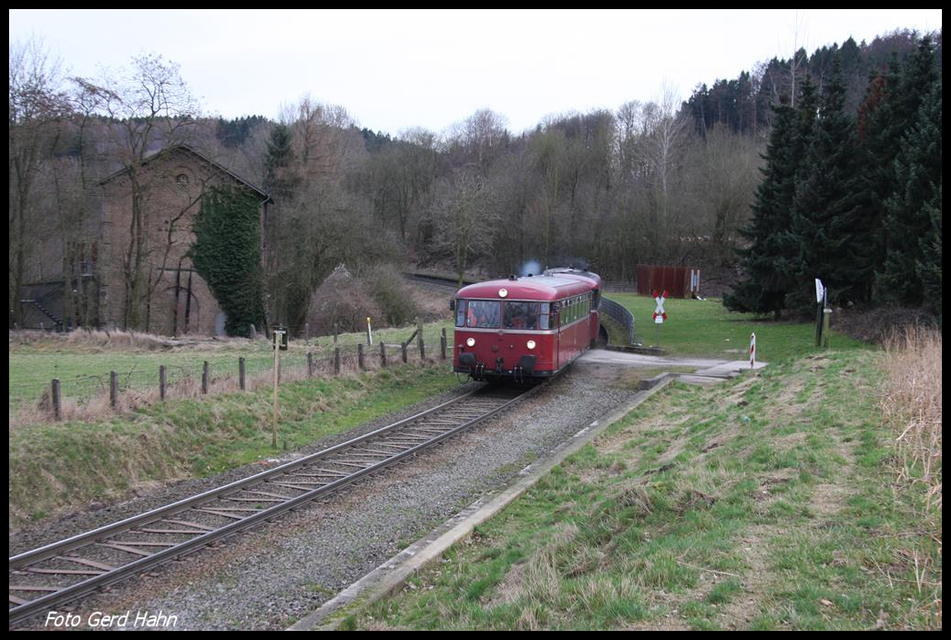 Am 5.3.2017 war die DGEG mit einer dreiteiligen Schienenbus Garnitur bestehend u. a. aus den beiden Motorwagen 796690-6 und 796602-7 im Münsterland und Osnabrücker Land unterwegs. Hier ist die Garnitur auf der Werksbahnstrecke Hasbergen - Georgsmarienhütte zu sehen. Der Zug kommt hier um 17.32 Uhr aus Georgsmarienhütte zurück und durchfährt hier den ehemaligen Haltepunkt Augustaschacht! Links ist das restaurierte Pumpenhaus der ehemaligen Schachtanlage zu sehen, welches heute eine Gedenkstätte an ein Arbeitszuchtlager ist.