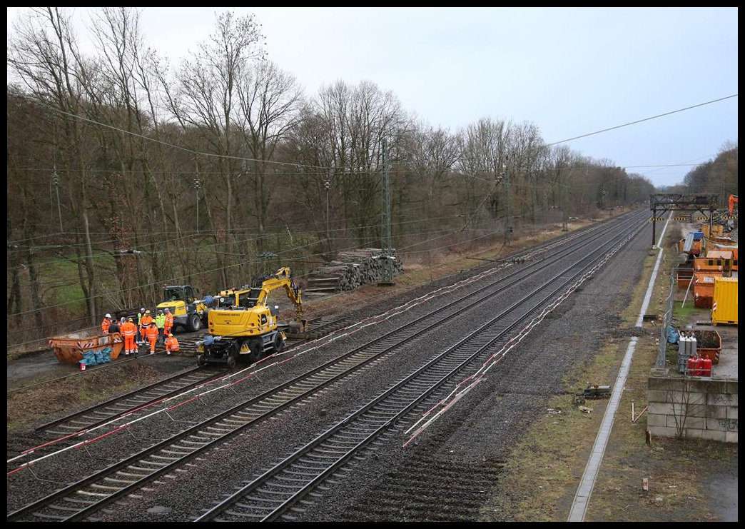 Am 5.3.2019 ist das rechte Überholgleis im Bahnhof Natrup Hagen in Richtung Osnabrück bereits abgebaut worden. Der Zweiwegebagger nimmt gerade die letzten abgetrennten Gleisjoche des Überholgleises in Richtung Münster heraus.