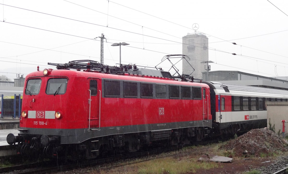 Am 5.4.14 stand die 115 198 mit einem Gäubahn Intercity im Stuttgarter Hauptbahnhof und setzt in kürze ihre Fahrt nach Singen fort. 