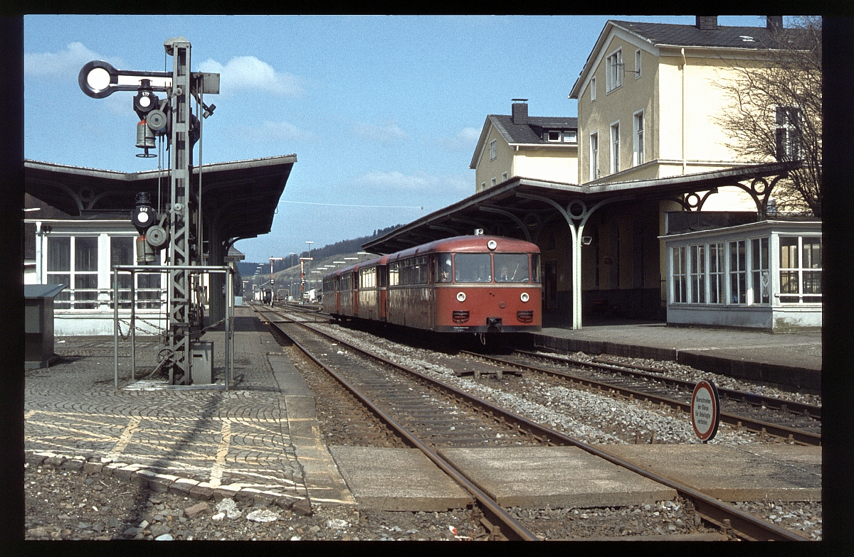 Am 5.4.1980 war Olpe noch ein gepflegter kleiner Nebenbahnknoten mit allem drum und dran. Man möge mal  googeln , wie es dort heute aussieht. Der mittägliche Schülerzug nach Betzdorf, gebildet aus 795 - 2x995 - 795 steht gut besetzt zur Abfahrt bereit.