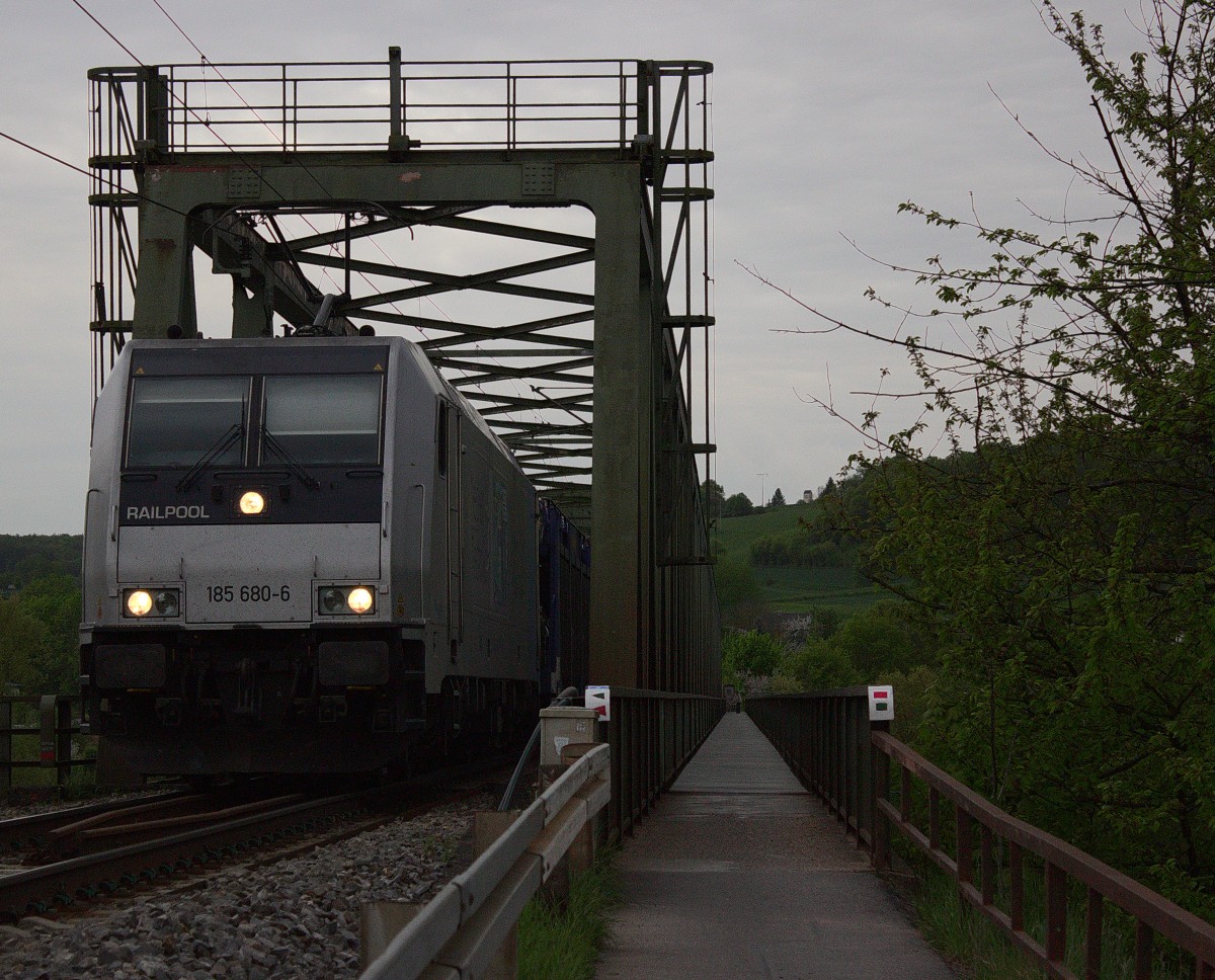 Am 5.5.15 konnte 185 680 mit ihrem Autozug bei der Überfahrt der Sinzinger Donaubrücke festgehalten werden. In Kürze muss die Lok bis zum Stillstand abbremsen, da sie nun mitsamt ihrem Autozug in Prüfening auf die Hauptstrecke muss. 
