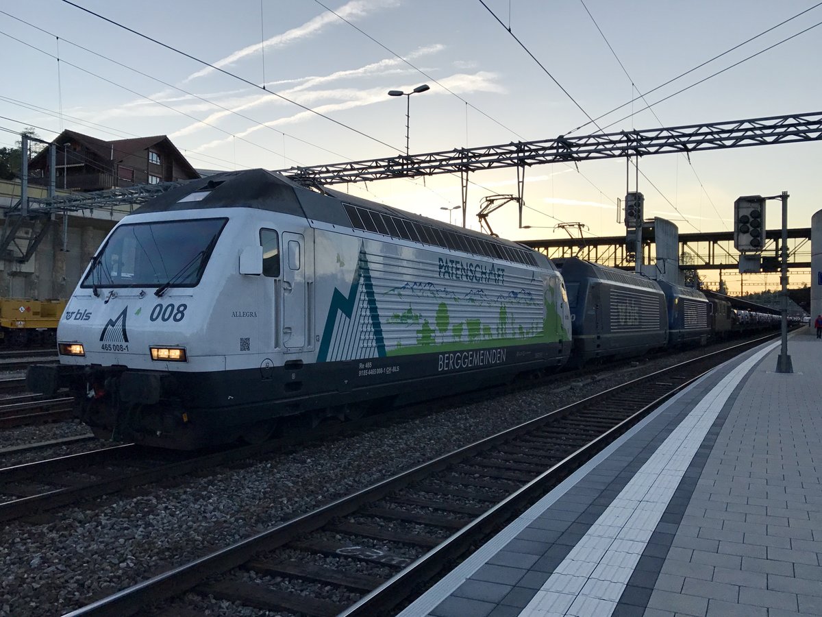 Am 5.5.17 hatte ich beim Umsteigen in Spiez riesen Glück, da stand eine 4fach Traktion mit der Re 465 008  Werbung Patenschaft der Berggemeinden  + Re 465 010 + Re 465 014 und der Re 425 192  Spiez  am Bhf in Spiez inkl. Abendstimmung im Hintergrund.