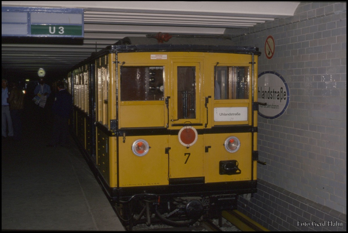 Am 5.5.1989 fuhr im Rahmen des Bundesverbandstages des BDEF dieser alte Wagen 7 auf der U 3 hier im U-Bahnhof Berlin - Uhlandstraße.