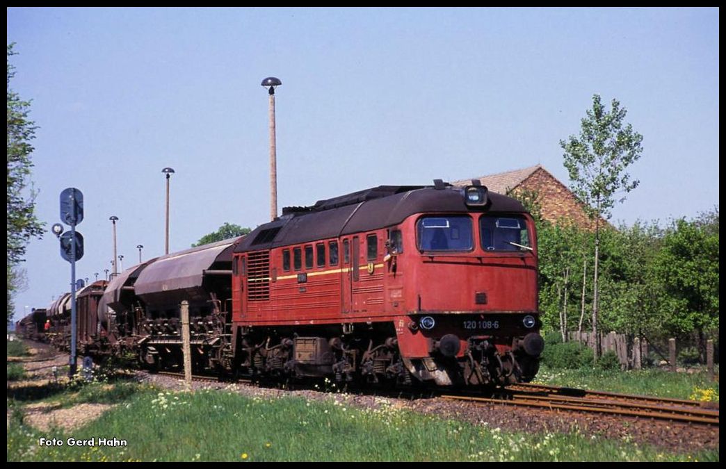 Am 5.5.1990 traf ich zufällig auf die in Rackith mit einem Güterzug ausfahrende  Taig Trommel  120108 der DR.