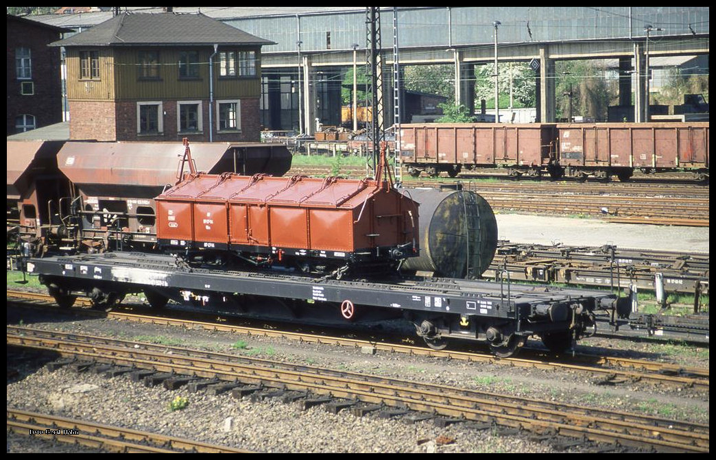 Am 5.5.1995 stand ein historischer Schmalspur Klappdeckelwagen als interessantes Ladegut auf einem normalspurigen Flachwagen der DR im BW Bereich von Freital Hainsberg.