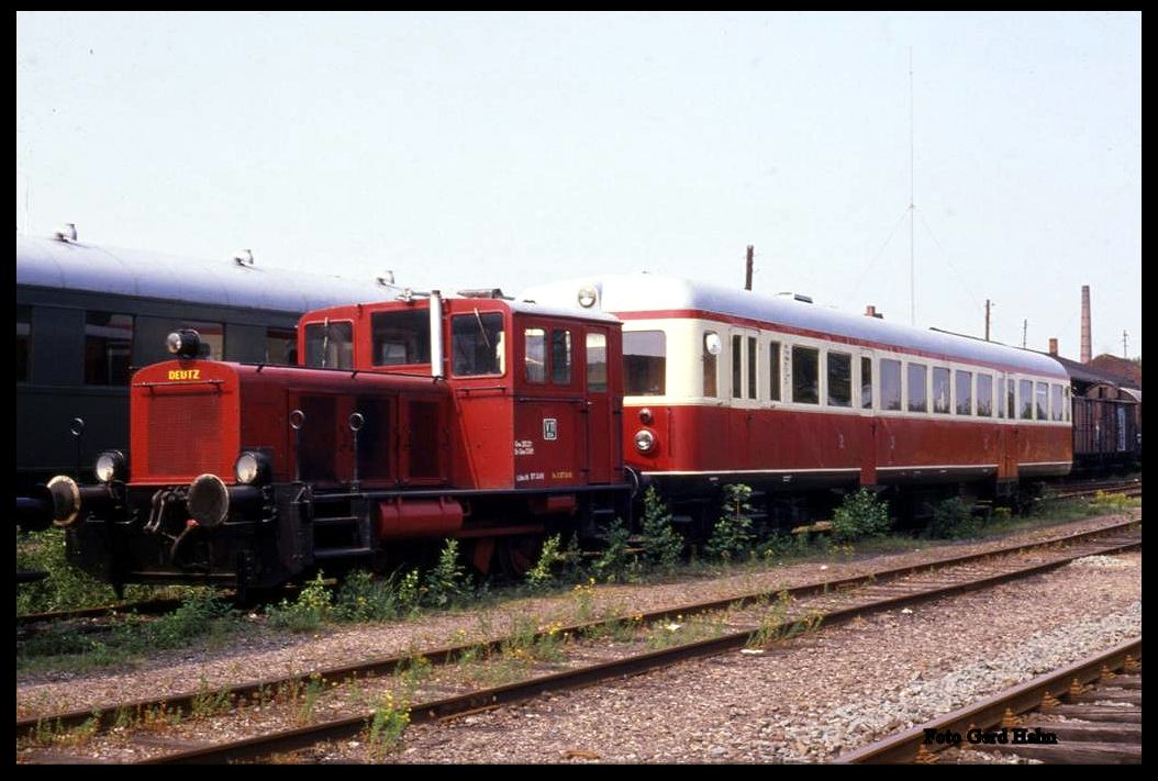 Am 5.7.1989 war die Dampfeisenbahn Weserbergland DEW noch in Rinteln seßhaft. Dort stand an diesem Tag dieser Deutz Diesel mit einem Esslinger VT, der mit 110 bezeichnet war.
