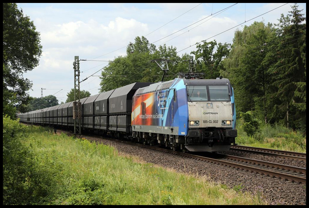 Am 5.7.2019 kam 185CL002 mit dem Captrain Kohlependel über die Rollbahn. Um 11.40 Uhr erreichte die 185CL002 mit Salzgitter Werbung auf der Fahrt nach Norden den Ortsrand von Hasbergen.