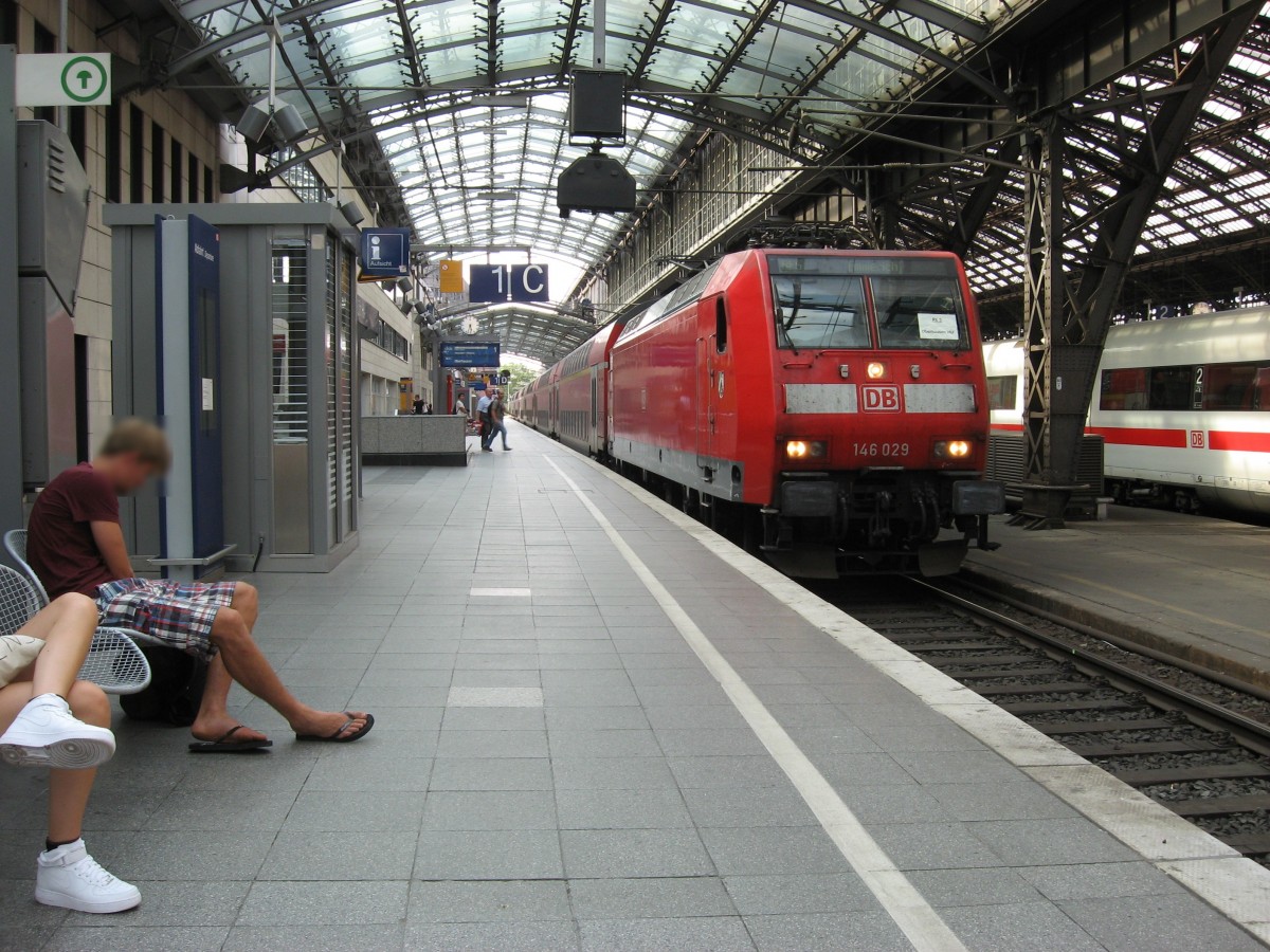 Am 5.8.13 konnte 146 029 mit dem RE 5 Richtung Emmerich am Haken beim Halt im Hauptbahnhof von Kln fotografiert werden.