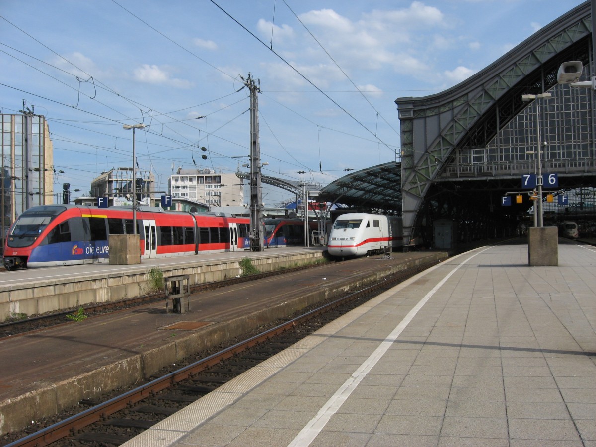 Am 5.8.13 konnte ich diesen Talent der euregiobahn auf Gleis 9 neben einem ICE 2 auf Gleis 8 in Kln Hbf fotografieren.