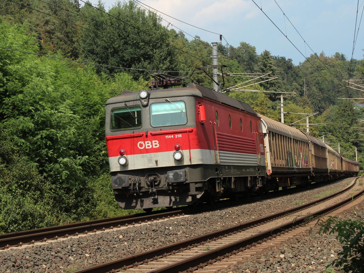 Am 5.8.2018 hat die 1144 218 in Klagenfurt Hbf den BzG62579 von Frantschach-St.Gertraud übernommen und bringt ihn nach Villach Süd Gvbf-Einfahrgruppe hier kurz hinter Pörtschach am Wörthersee.