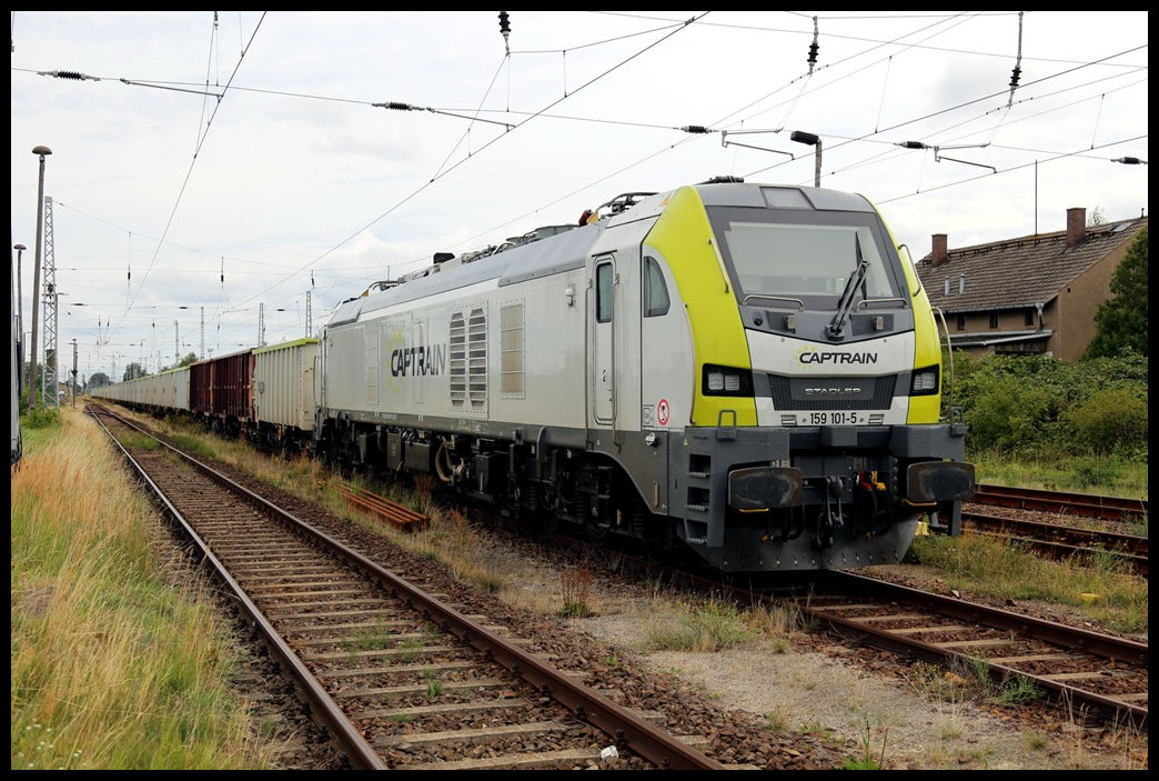 Am 5.8.2023 hielt die Captrain 159101-5 um 11.20 Uhr mit einem langen Güterzug Betriebspause im Bahnhof Wülknitz. Der Zug steht hier in Fahrtrichtung Riesa.