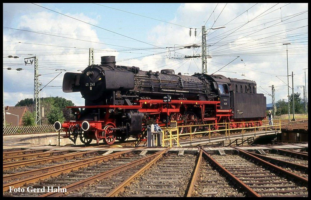 Am 5.9.1993 gab es noch das BW Löhne und die dortige Drehscheibe. Diese nutzte hier 41241 im Rahmen einer Aufrüstung und Betankung der Lok im BW, um danach mit einem Sonderzug in Richtung Bielefeld weiter zu fahren. 