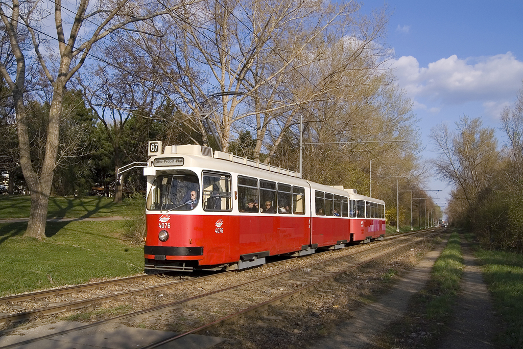Am 6. April 2010 ist E2 4076 + c5 1476 als Linie 67 zwischen den Haltestellen Per-Albin-Hansson-Siedlung Ost und Rothneusiedl unterwegs. 