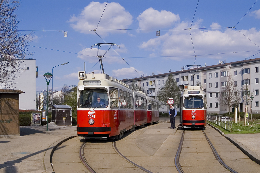 Am 6. April 2010 verlässt E2 4078 mit c5 1478 die Endstation Otto-Probst-Platz in Richtung Kurzentrum Oberlaa. Wenige Minuten später wird ihm der E2 4312 samt c5 - Beiwagen folgen. 