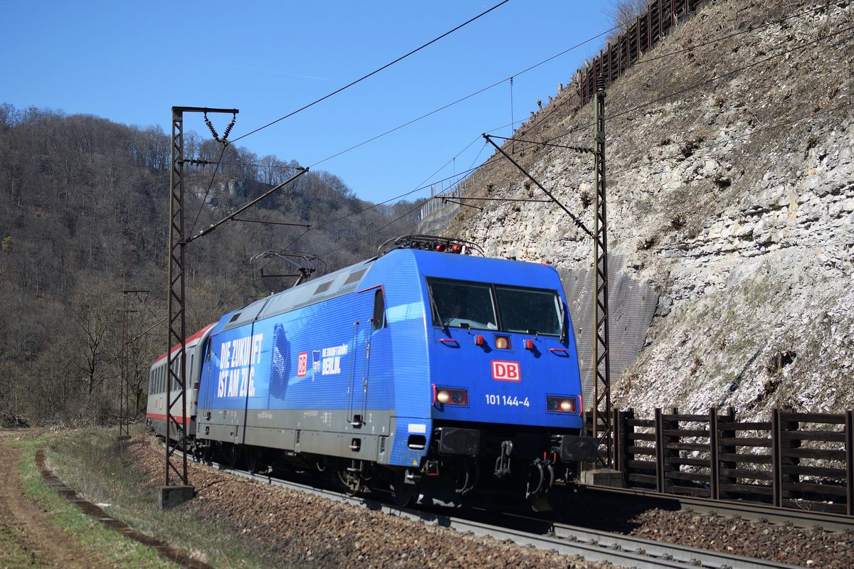 Am 6. April 2018 wurde IC 119 im Abschnitt zwischen Stuttgart und Ulm anstatt mit einer Doppeltraktion 218, mit 101 144 bespannt. Hier zieht sie den Zug über die Geisliner Steige auf die Schwäbische Alb hinauf.