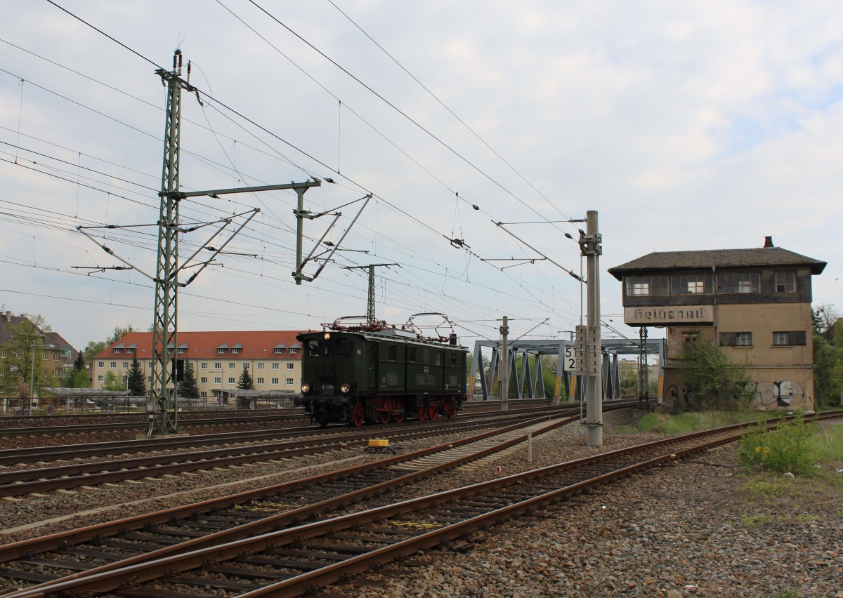 Am 6. Dresdner Dampfloktreffen gab es auch wieder eine Parallelfahrt von Dresden nach Decin. Hier am 13.04.14 E 77 10 in Heidenau bei der Rückfahrt nach Dresden.