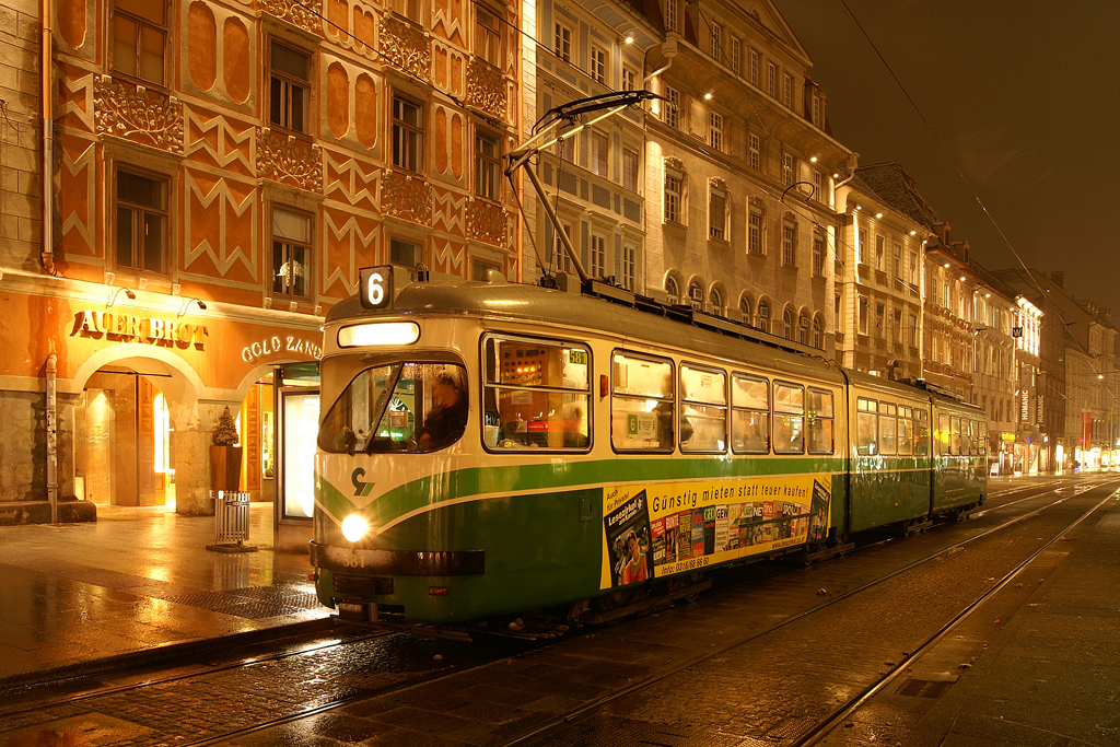 Am 6. Februar 2010 steht TW 581 als Linie 6 in Richtung Hauptbahnhof an der Haltestelle Hauptplatz/ Grazer Congress.
