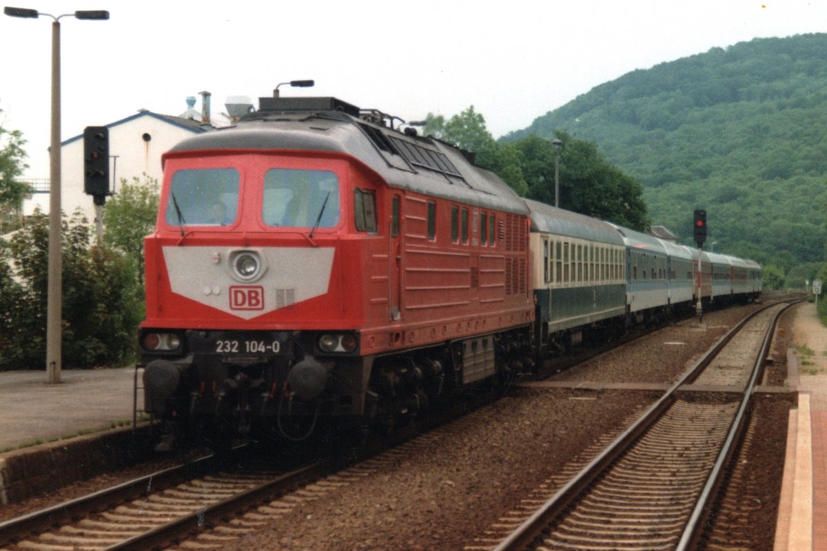 Am 6 Juni 1997 treft auf dieser Scanbild 232 104 mit IR 456 aus Wroclaw Glowny in Löbau (Sachsen) ein.