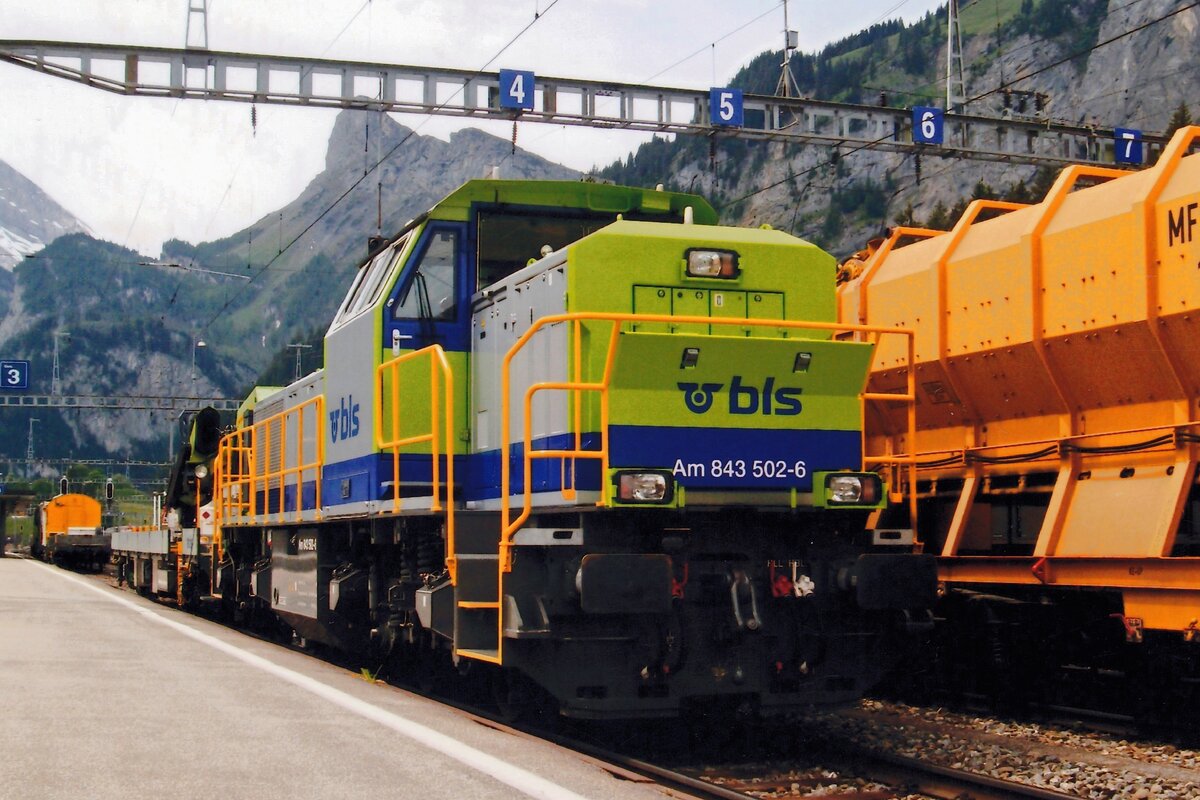 Am 6 Juni 2009 steht BLS 843 502 in Kandersteg.