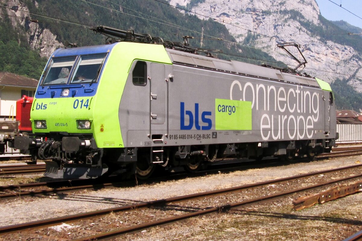 Am 6 Juni 2015 lauft BLS 485 014 um in Erstfeld.