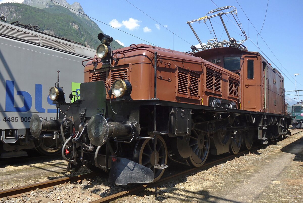 Am 6 Juni 2015 war das SBB Depot von Erstfeld fürs Publikum frei zugangig und deswegen könnte den Tag 14253 ganz in der Nahe fotografiert werden.