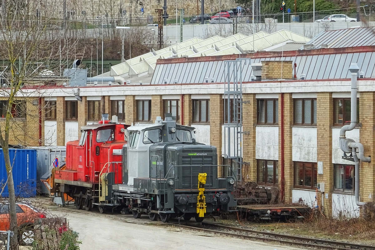Am 6. März 2020 ist 365 221 von Railadventure in Ulm vor einer verkehrsroten Schwester abgestellt.