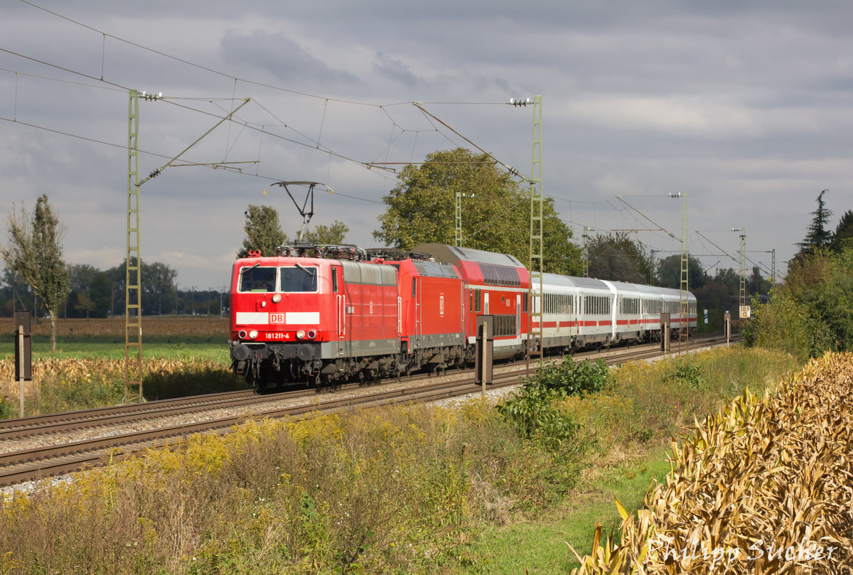 Am 6. Oktober 2016 hatte 181 211 mit dem PbZ 2463 eine ganz ordentliche Fuhre am Haken. An zweiter Stelle läuft die 146 217, die von Stuttgart nach Freiburg umbeheimatet wurde. Aufgenommen bei Hecklingen.