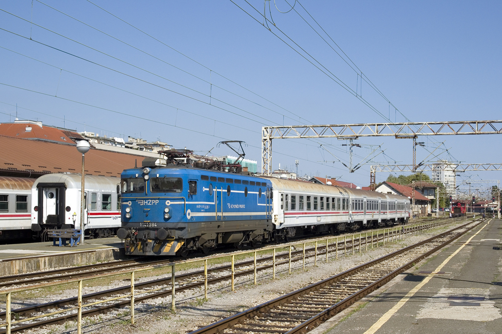 Am 6. September ist 1 141 384 mit Putnički vlak 2014 (Vinkovci 09:35 - Zagreb Glavni Kolodvor 14:59) unterwegs und erreicht soeben den Zugendbahnhof. 
